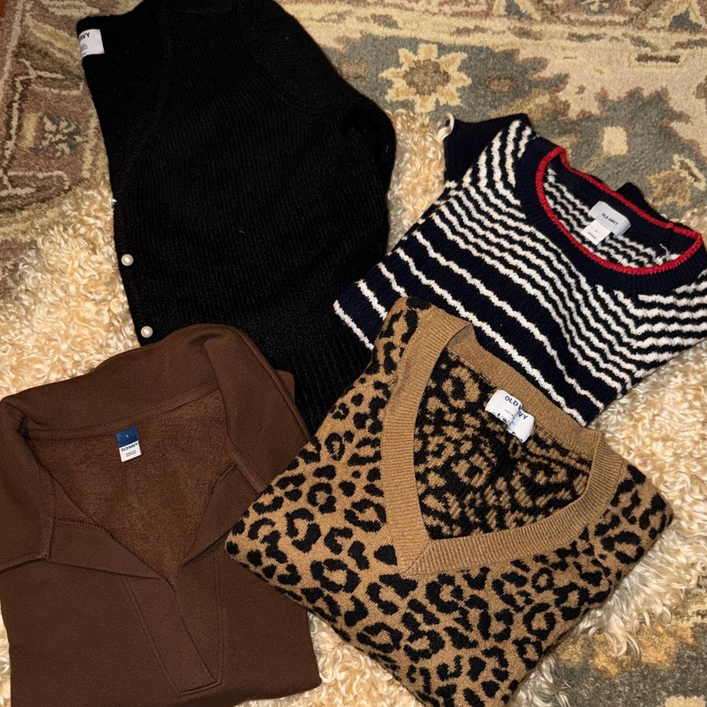 Lot of 4 Old Navy Tops/Sweaters
All Size L